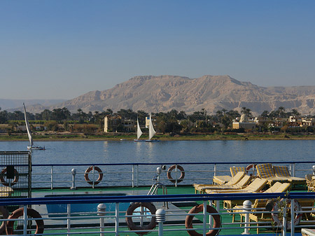 Berg vom Schiff aus - Landesinnere (Luxor)