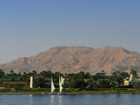 Berg vom Schiff aus - Landesinnere (Luxor)