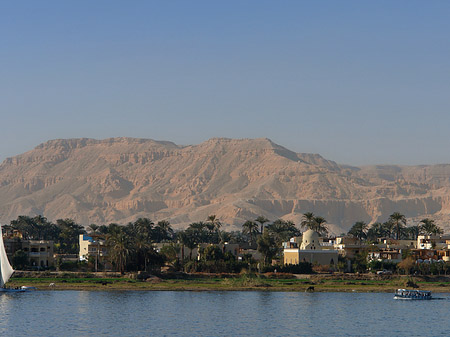 Berg vom Schiff aus - Landesinnere (Luxor)